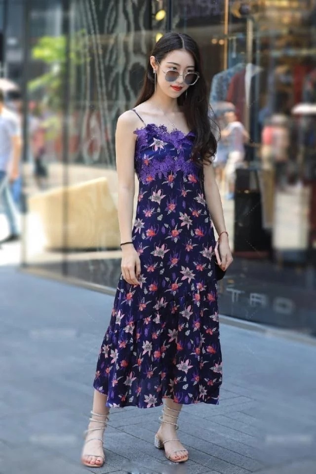 街拍：头戴精致帽的小美女，秀美的长发衬托出浅妆容颜的面颊