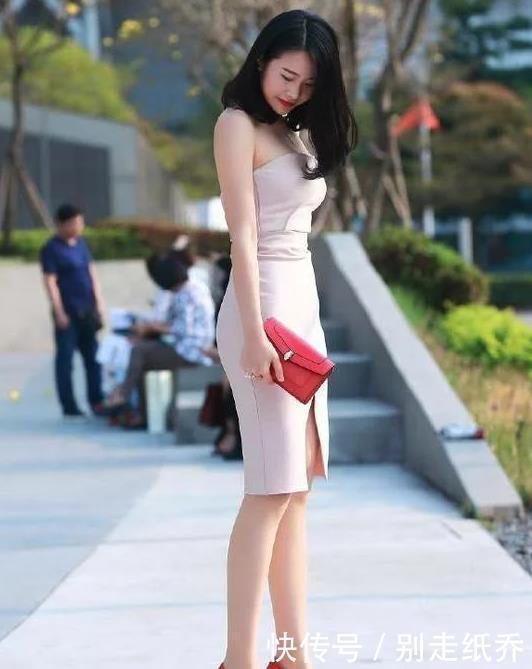 设计|路人街拍,“短裤+T恤”已过时,今年流行“波点裙”,好精致