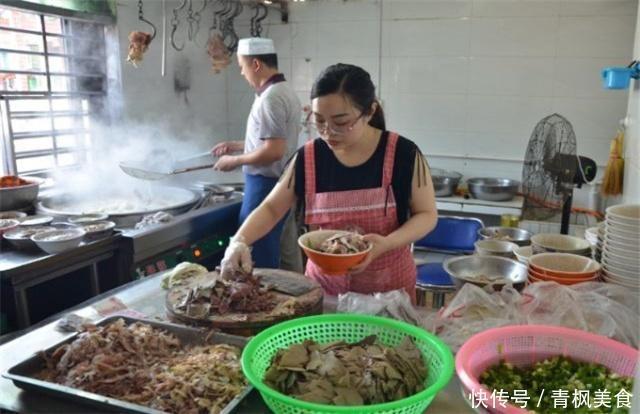 夫妻卖“良心汤”小吃，1碗15免费送饼，但这样收钱不怕刮大风吗