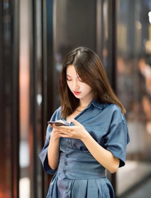 美女的胆子比较大,裙子选睡衣款式,慵懒气息很吸引人