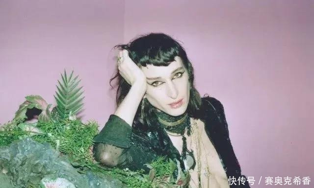 顶级蓝血奢侈品最爱美人颜PK战,你更Pink哪种颜?