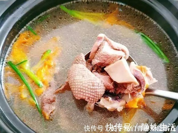血水|炖鸡汤,别用冷水焯水,教你3个技巧,肉嫩滑汤鲜香,不腥也不柴