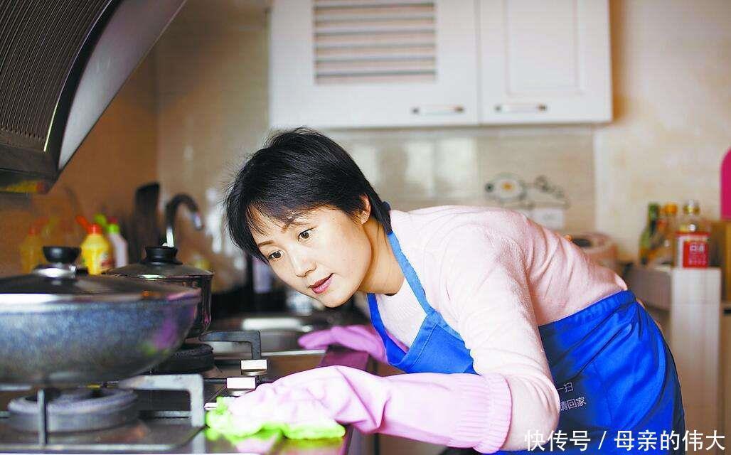 监控|家里请保姆后,8岁儿子总想睡觉,父母查看监控后奖励保姆5万元