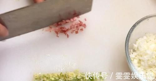 搅拌均匀|最近很火的鸡蛋汉堡,外面卖5块钱,教你在家做,成本不到2块钱