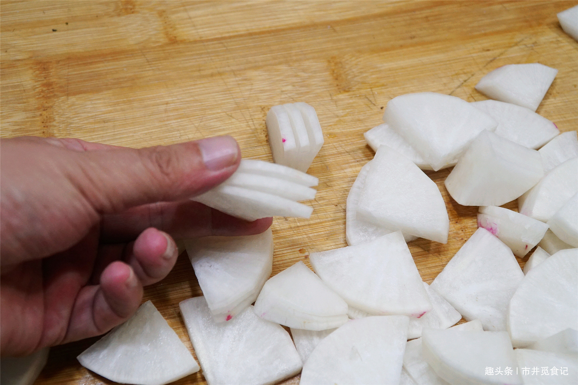 做腌萝卜，别只会加盐和酱油，分享饭店用的秘方，简单好吃嘎嘣脆