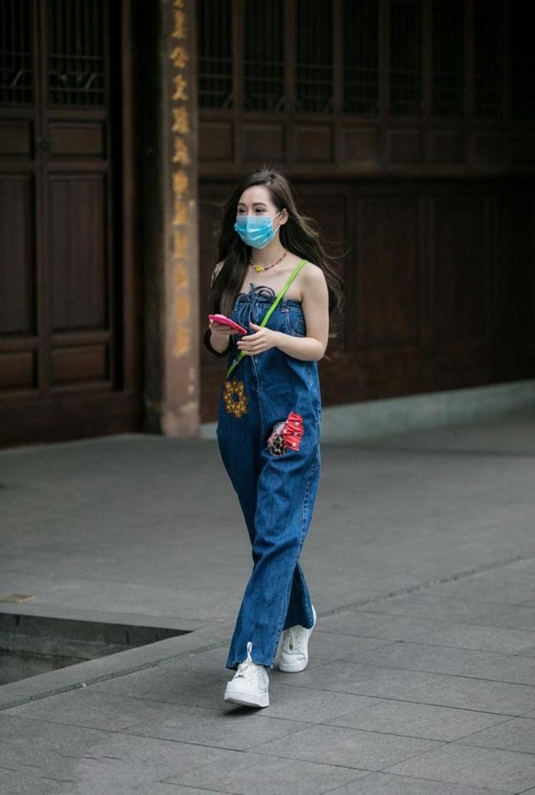 连衣裙|街拍：长款过膝连衣裙，清新甜美十足
