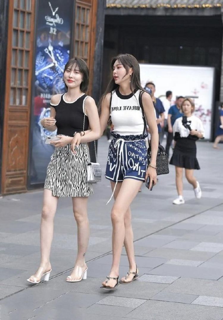 印花|街拍：红色印花衬衫，尽显女人时尚的一面