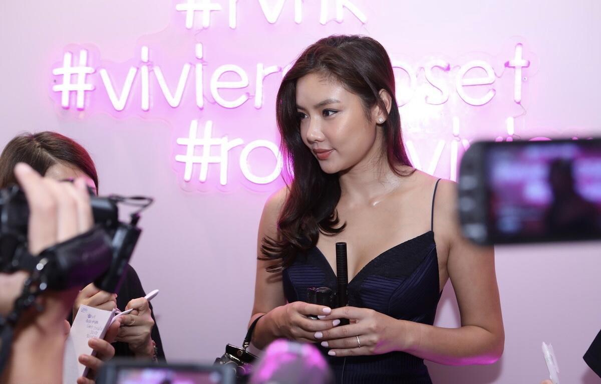 高级感|乐基儿穿出了“富态美”精髓，黑色吊带裙高级精致，S曲线抢镜