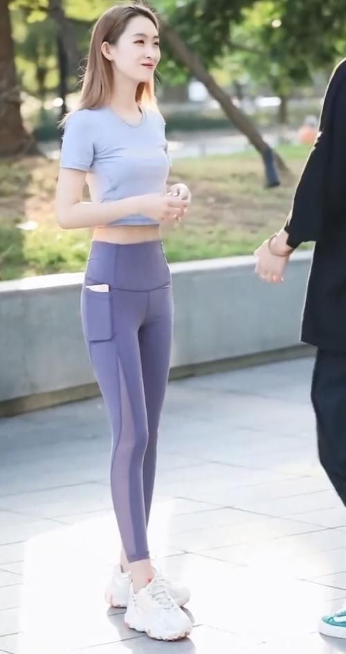 性感 小姐姐是第一个穿瑜伽裤的人,意外显腿长!秀出迷人的性感身线