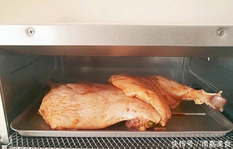 做法|别再买烤鸭了,教你简单做法,比烤鸭店更香,太馋人了