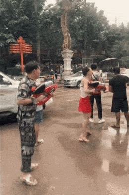 |搞笑GIF:今天运气挺好, 走着走着就捡到一个媳妇