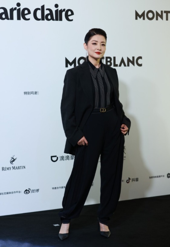 气场|周涛罕见“耍帅”,一身黑色西服套装干练利落,知性又有气场