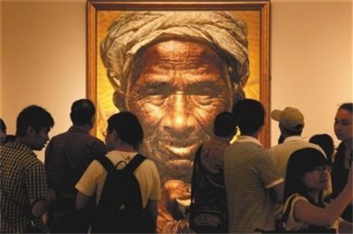 罗中立$感动一代人的油画《父亲》,为过评选添了一支圆珠笔,却成败笔