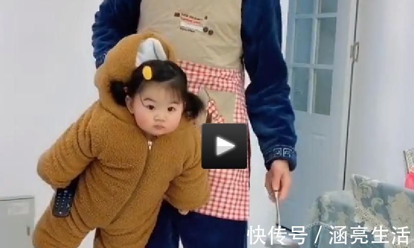 宝宝|宝宝去厨房偷吃,被爸爸发现了,宝宝接下来的表情太可爱了