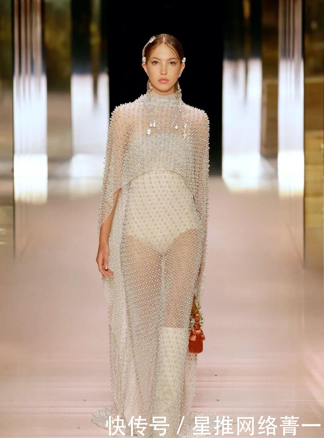 jones|黛米·摩尔走秀的FENDI2021高定秀,她们为艺术站台