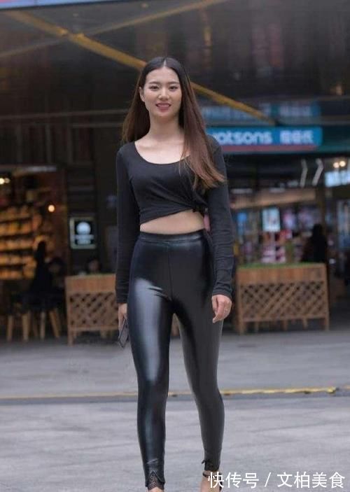搭配|黑色圆领长袖搭配黑色皮质打底裤，绑带设计，格外的俗气