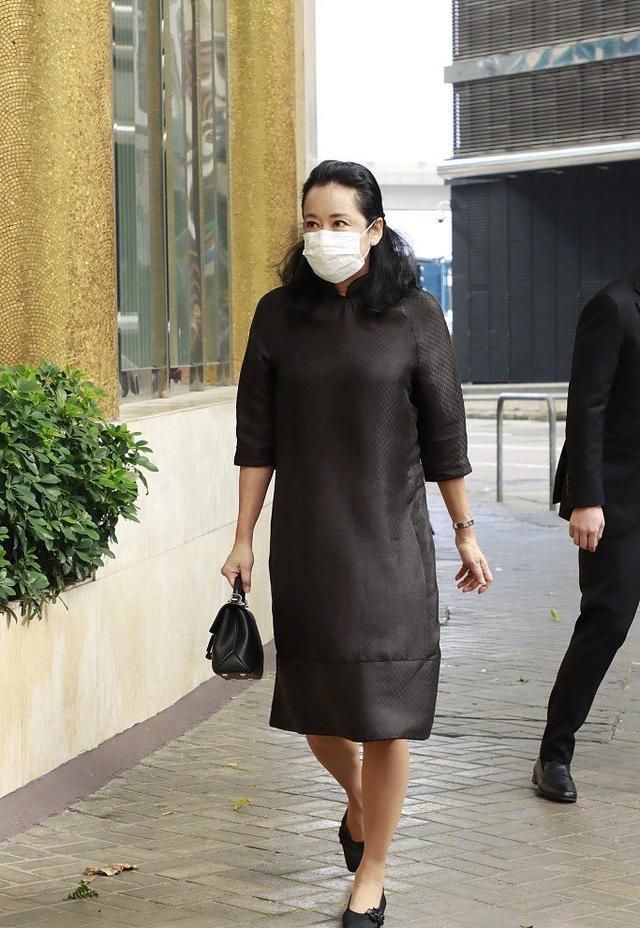 分体裙|朱玲玲现身决赛,穿分体裙挤出肚腩,63岁身材是不好但气质高贵!