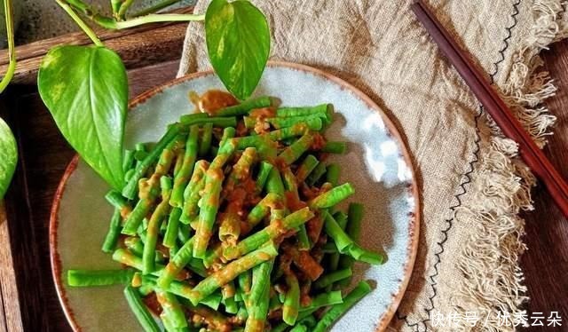 豆角与芝麻酱是好“搭档”,清爽爽口,酱汁飘香四溢
