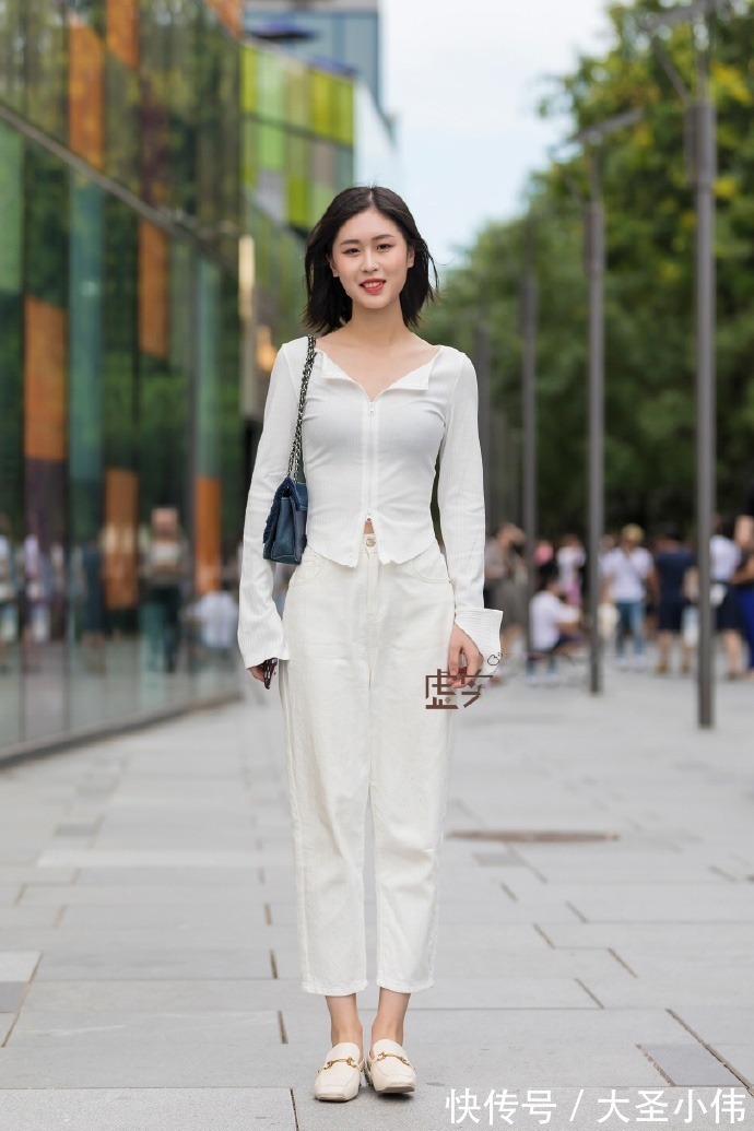 打扮 美女街拍:小姐姐很会穿衣,打扮得性感时尚,可惜是别人家的女朋友