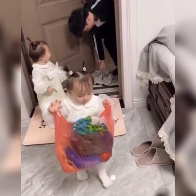 三胞胎|爸爸买菜回来,三胞胎出人意料的举动太暖心,网友:得有多幸福啊