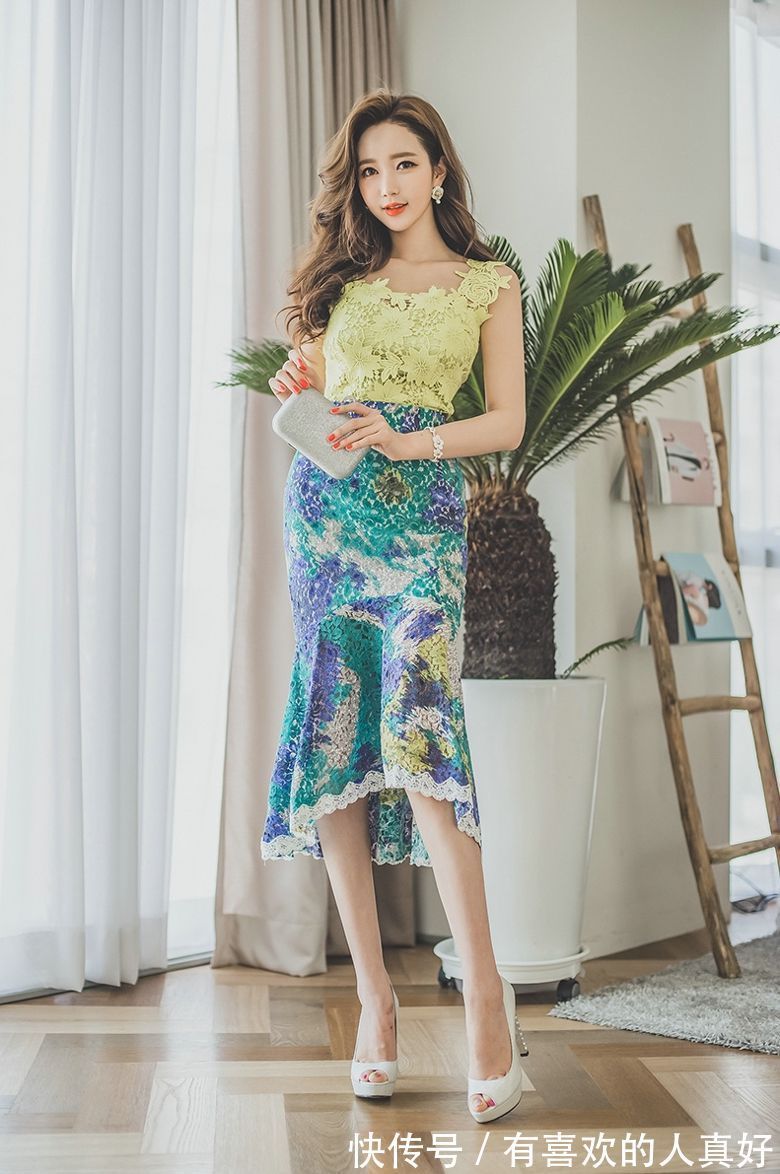 蕾丝|穿黄色蕾丝连衣裙的美女,脚上一双恨天高很是亮眼