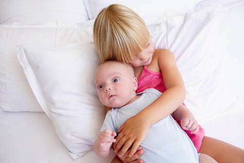 姐姐|“混得最惨的二胎”：弟弟爬去找姐姐玩，被爸爸像垃圾一样拎开