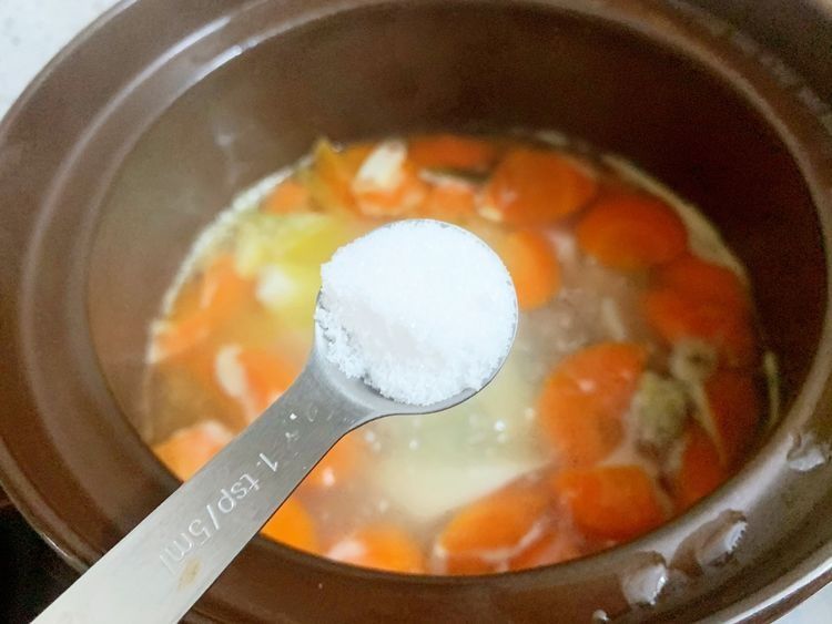 羊蝎子配上胡萝卜山药，强强联合，这做出的汤营养丰富，味道鲜美