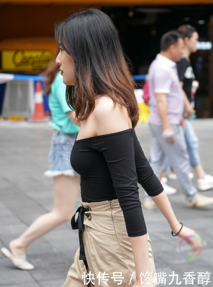 眼球|小姐姐胸口纹纹身,穿一字肩成功将人的眼球吸引到胸前!