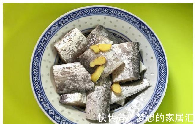 炸带鱼|在家炸带鱼时，别直接下油锅炸，多加2步，带鱼酥香入味不粘锅