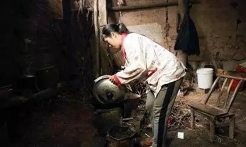 孕检|28岁孕妈在家突发急产,胎儿伸手喊“救命”,医生检查后却急哭了