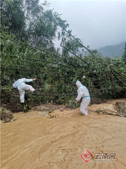 泥石流|暴雨突袭引发泥石流 云南畹町边检站成功营救被困群众