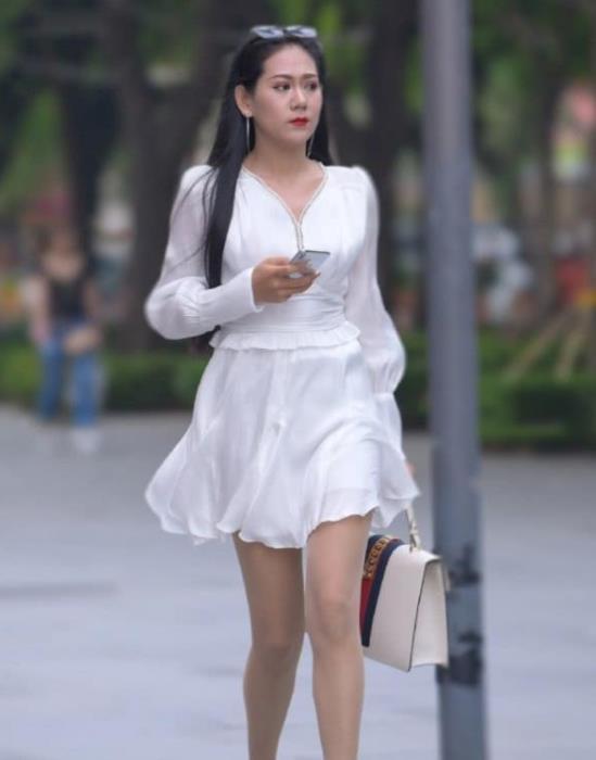 辣妈 时尚大方的气质辣妈,身穿时髦套裙,简洁又大气