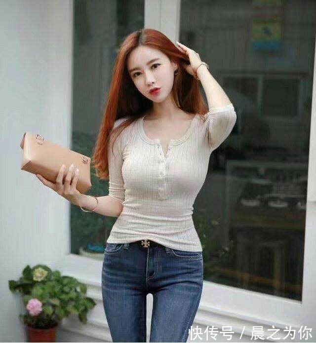 紧身牛仔裤 牛仔裤随意搭配出美女不一样的风格,带来完美的视觉感!