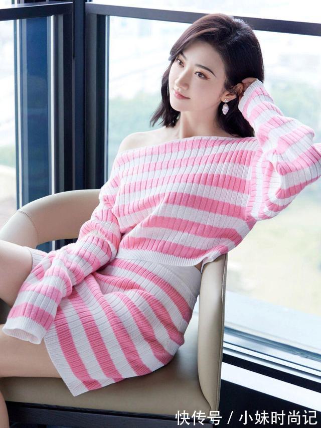 毛衣|粉色毛衣搭配短裙美女,颜色艳丽,给人眼前一亮的感觉