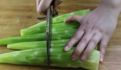 莴笋最近火了,这样做实在太好吃了,一次秘制3斤都不够吃