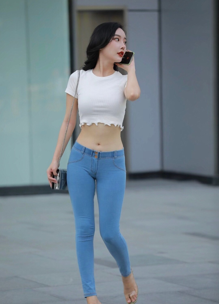 赶紧|美女街拍:无论你的衣品多么差,赶紧扔掉你的牛仔裤吧,这样搭配高级上档次