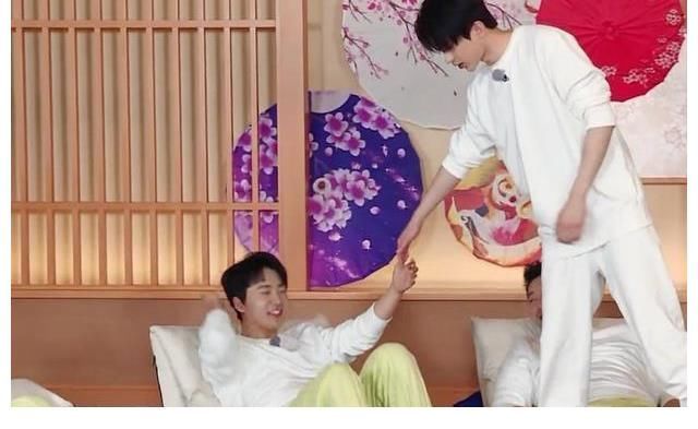 游戏中扒沙溢裤子，逼郭麒麟使用旧吸管，《奔跑吧》蔡徐坤惹争议