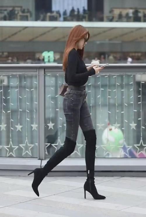 想象|小姐姐仗着腿长,穿与裤子融为一体的鞋子,这效果你想象不到