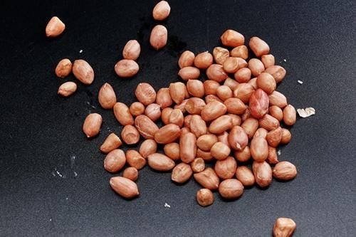 晚上睡前吃几颗花生，坚持一段时间，一些好处主动找上门