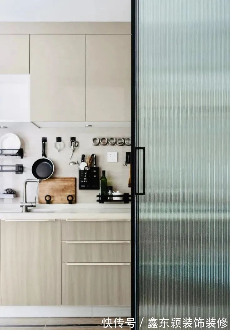 客餐厅|110平三居室,花11万精装房改造,卡座+餐边柜设计,温馨实用!