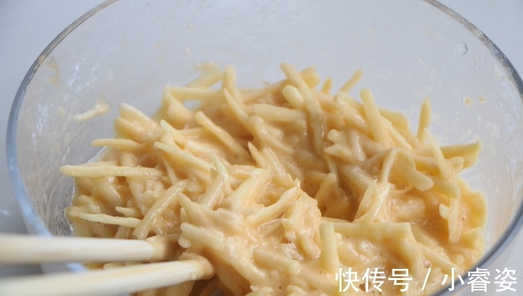 早餐|苹果加2个鸡蛋，8分钟做成早餐，又香又软，出锅馋到流口水，真香