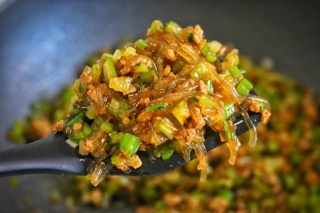 这三样，堪称包子馅儿的黄金搭配，鲜香、爽口，一吃就停不下来