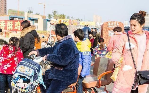 睡衣|家长穿睡衣接娃,孩子“无脸见人”,网友:一点肉没露,丢啥人?