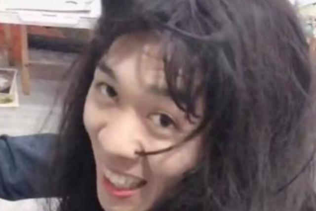 同学们$美术生“自画像”火了,老师看了直接给0分,本人和图片严重不符