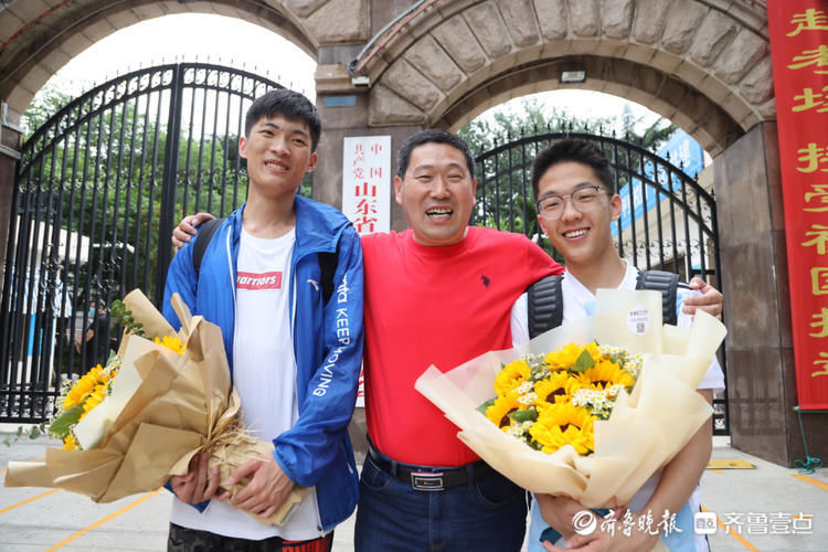 齐鲁壹点|部分考生结束高考，考点前手捧鲜花和老师家长合影