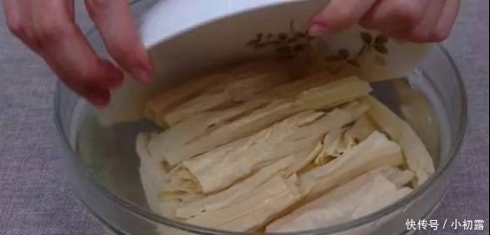 腐竹最好别“直接加水”泡发！总有人做错，导致腐竹软硬不一致