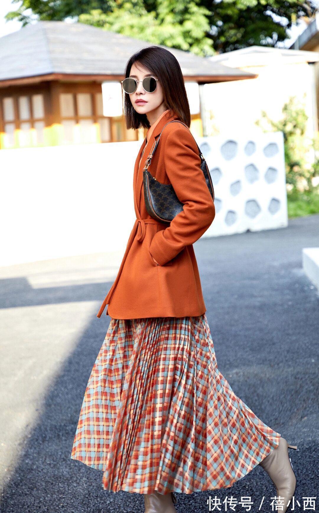 针织衫|多穿“半身裙”,搭配西装、针织衫时尚又优雅,秋季的最in存在