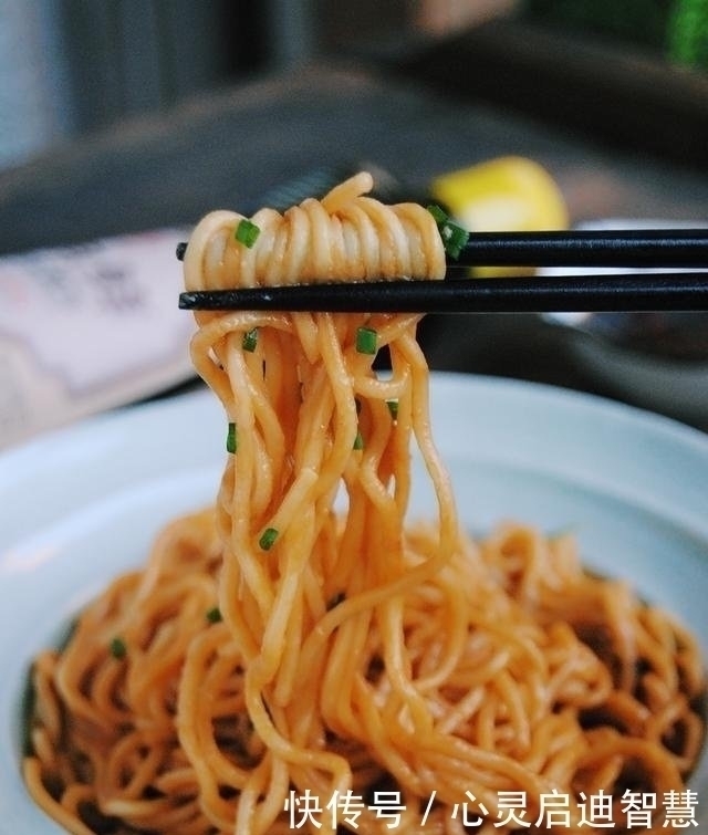 早餐|教你面条的新吃法,比煮着吃好吃一百倍,做法简单,5分钟早餐!