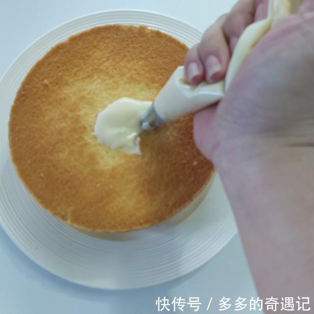 玉米淀粉|爆浆椰浆芝士奶盖蛋糕,切开一小口,竟然还是爆浆效果