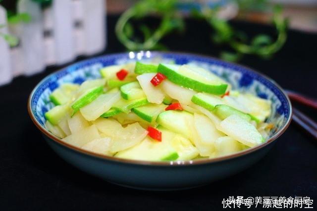 土豆别再炒土豆丝了，这种做法才是孩子最爱的，炒一盘都不够吃